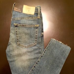 FRYE NWT SZ 26 SIENNA CROP JEANS🥂